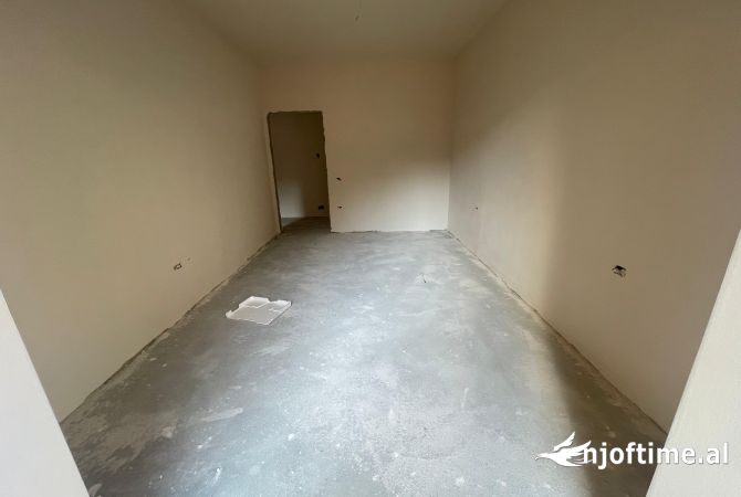 Shtepi ne shitje Apartament ne Tirane, 1+1, Mobilimi Bosh, pa mobiluar, Pagesa 100,000  Euro.