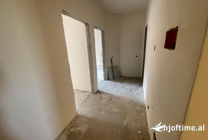 Shtepi ne shitje Apartament ne Tirane, 1+1, Mobilimi Bosh, pa mobiluar, Pagesa 100,000  Euro.