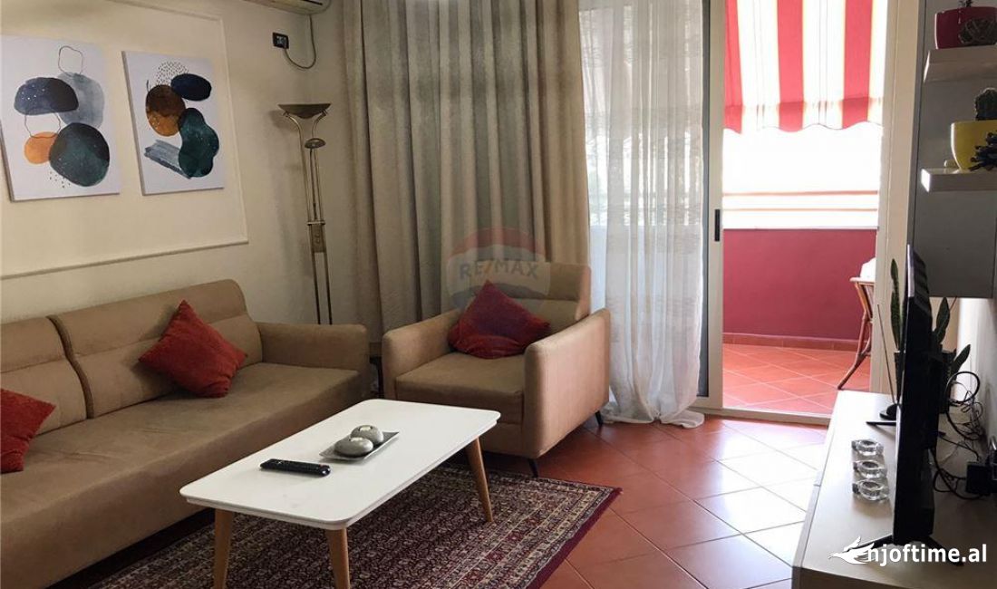 Shtepi me qera Papafingo(kati i catise) ne Tirane, 2+1, Mobilimi E mobiluar, Pagesa 750  Euro.