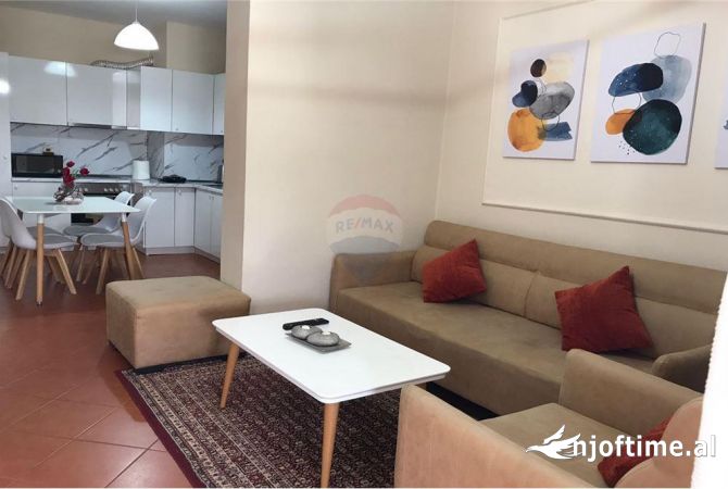 Shtepi me qera Papafingo(kati i catise) ne Tirane, 2+1, Mobilimi E mobiluar, Pagesa 750  Euro.