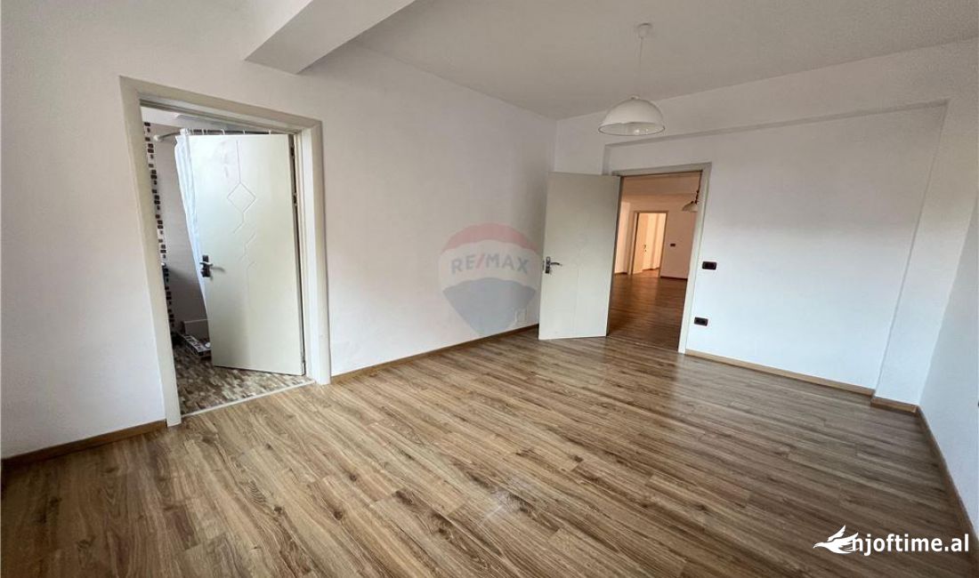 Shtepi ne shitje Apartament ne Tirane, 3+1, Mobilimi Bosh, pa mobiluar, Pagesa 250,000  Euro.