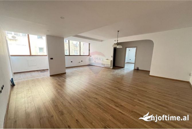 Shtepi ne shitje Apartament ne Tirane, 3+1, Mobilimi Bosh, pa mobiluar, Pagesa 250,000  Euro.