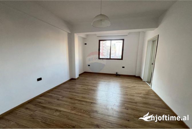 Shtepi ne shitje Apartament ne Tirane, 3+1, Mobilimi Bosh, pa mobiluar, Pagesa 250,000  Euro.