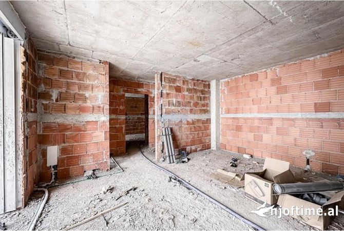 Shtepi ne shitje Apartament ne Tirane, 3+1, Mobilimi Bosh, pa mobiluar, Pagesa 169,000  Euro.