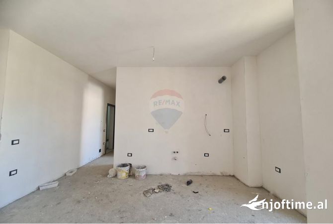 Shtepi ne shitje Apartament ne Tirane, 2+1, Mobilimi Bosh, pa mobiluar, Pagesa 162,500  Euro.
