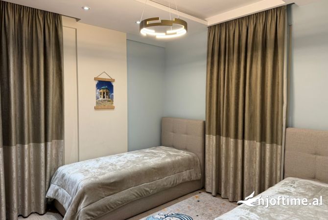 Shtepi ne shitje Apartament ne Tirane, 2+1, Mobilimi E mobiluar, Pagesa 240,000  Euro.