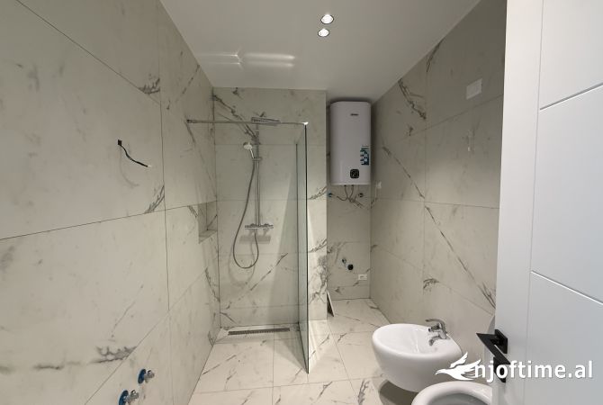 Shitet Apartament 1+1+post parkimi,Rezidenca Lake View