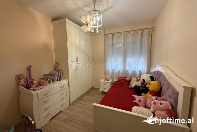 Shtepi me qera Apartament ne Tirane, 3+1, Mobilimi E mobiluar, Pagesa 1,000  Euro.