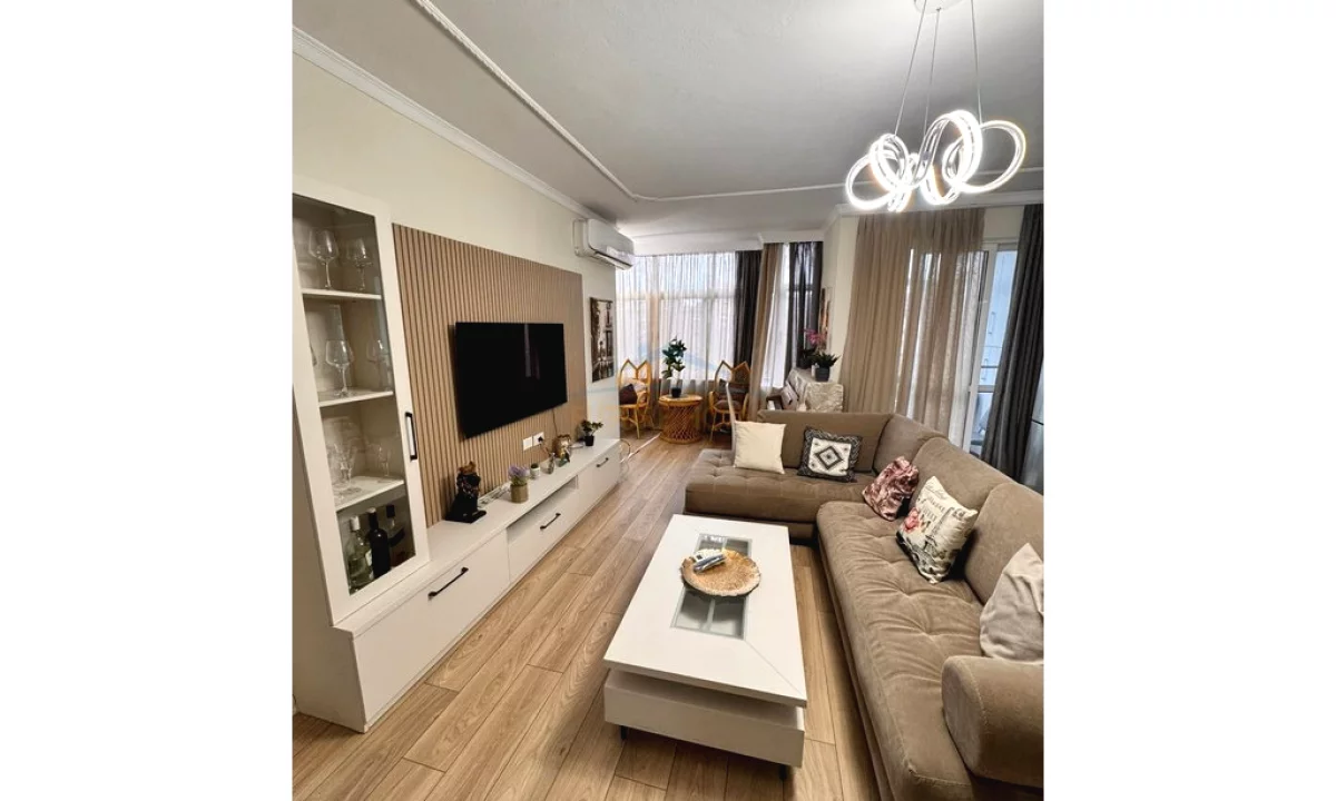 Shtepi me qera Apartament ne Tirane, 3+1, Mobilimi E mobiluar, Pagesa 1,200  Euro.