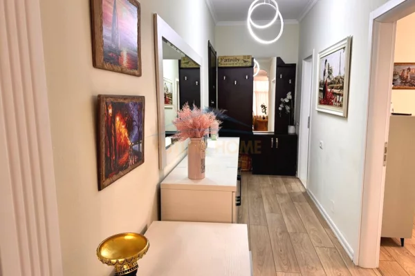 Shtepi me qera Apartament ne Tirane, 3+1, Mobilimi E mobiluar, Pagesa 1,200  Euro.