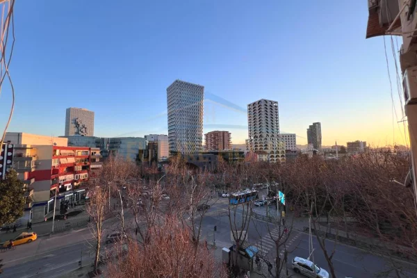 Ambient biznesi me qera 3+1 ne Tirane - 1,200 Euro