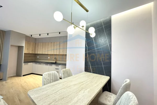 Shtepi ne shitje Apartament ne Tirane, 2+1, Mobilimi E mobiluar, Pagesa 182,000  Euro.