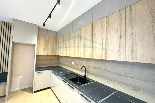 Shtepi ne shitje Apartament ne Tirane, 2+1, Mobilimi E mobiluar, Pagesa 182,000  Euro.