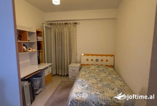 Shtepi ne shitje Apartament ne Tirane, 3+1, Mobilimi E mobiluar, Pagesa 180,000  Euro.