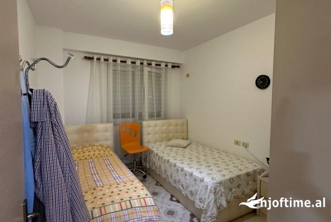Shtepi ne shitje Apartament ne Tirane, 3+1, Mobilimi E mobiluar, Pagesa 180,000  Euro.