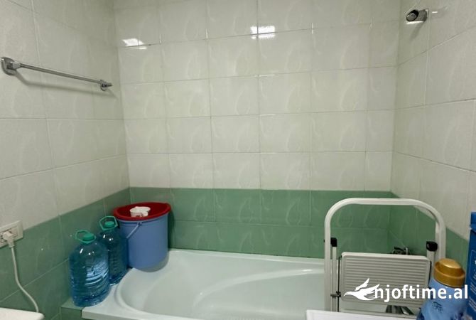 Shtepi ne shitje Apartament ne Tirane, 3+1, Mobilimi E mobiluar, Pagesa 180,000  Euro.