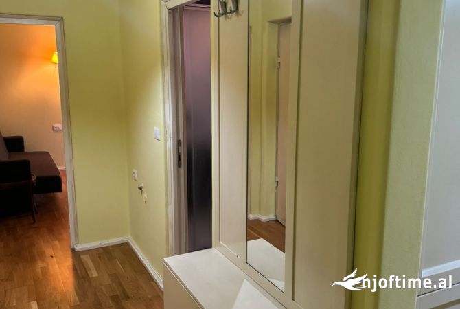 Shtepi ne shitje Apartament ne Tirane, 1+1, Mobilimi E mobiluar, Pagesa 110,000  Euro.