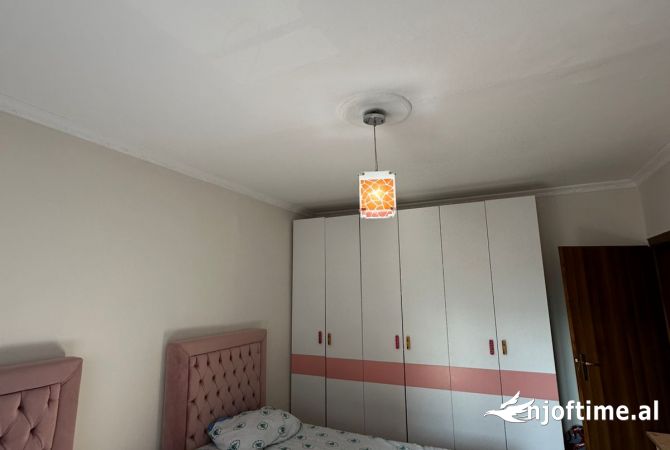 Shtepi ne shitje Apartament ne Tirane, 2+1, Mobilimi E mobiluar, Pagesa 130,000  Euro.