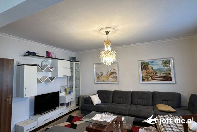 Shitet apartament 2+1 74 m2 poshte rrethit tek pallati me shigjeta
