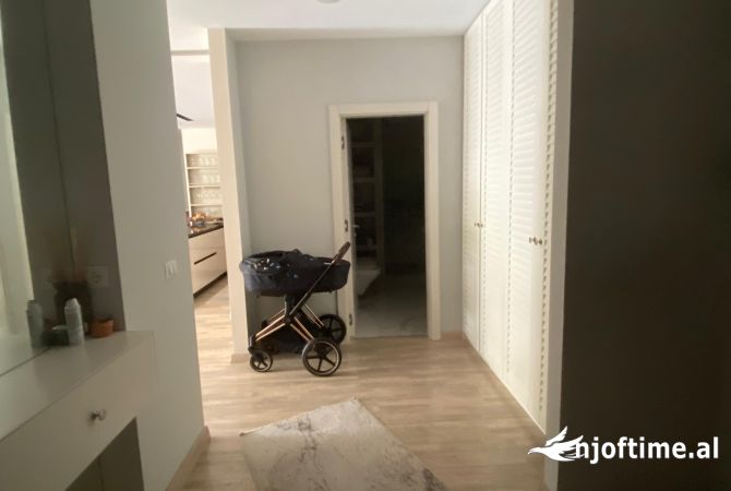 Shtepi ne shitje Apartament ne Tirane, 2+1, Mobilimi E mobiluar, Pagesa 350,000  Euro.