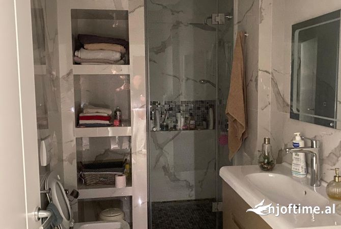 Shtepi ne shitje Apartament ne Tirane, 2+1, Mobilimi E mobiluar, Pagesa 350,000  Euro.