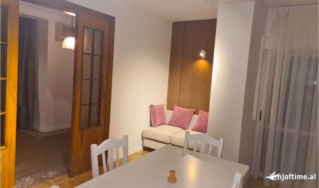 Shtepi ne shitje Apartament ne Tirane, 2+1, Mobilimi Pjeserisht e mobiluar, Pagesa 560,000  Euro.