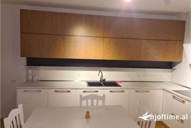 Shtepi ne shitje Apartament ne Tirane, 2+1, Mobilimi Pjeserisht e mobiluar, Pagesa 560,000  Euro.