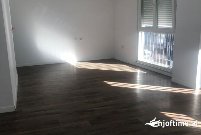 Ambient biznesi me qera 3+1 ne Tirane - 800 Euro