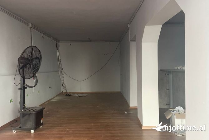 Ambient biznesi me qera 2+1 ne Tirane - 1,000 Euro