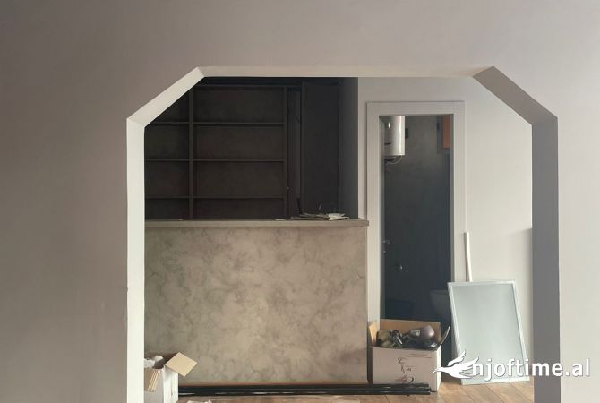 Ambient biznesi me qera 2+1 ne Tirane - 1,000 Euro