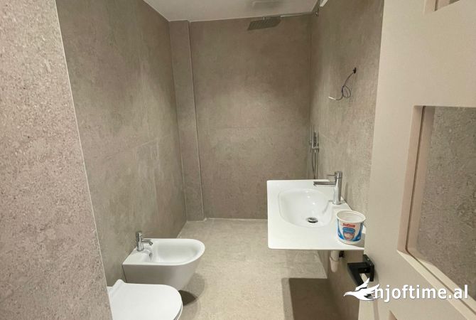 JEPET ME QERA ZYRE 115M2 1350 EURO RRUGA E KAVAJES