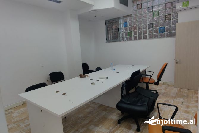 Ambient biznesi me qera 3+1 ne Tirane - 250,000 Leke