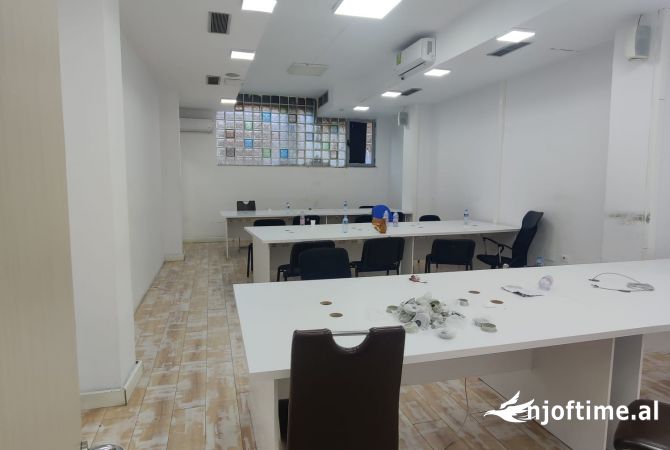 Ambient biznesi me qera 3+1 ne Tirane - 250,000 Leke