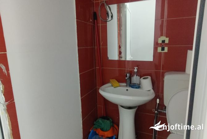 Ambient biznesi me qera 3+1 ne Tirane - 250,000 Leke