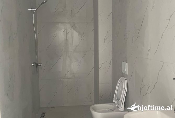 JEPET ME QERA  ZYRE 140M2 2000 EURO MYSLYM SHYRI