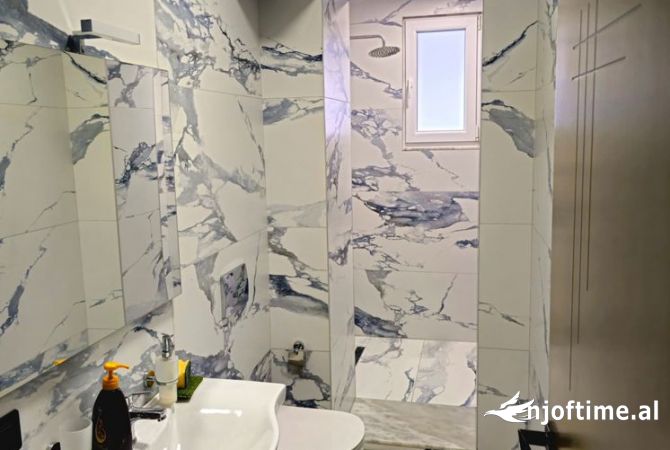 Ambient biznesi me qera 3+1 ne Tirane - 70,000 Leke