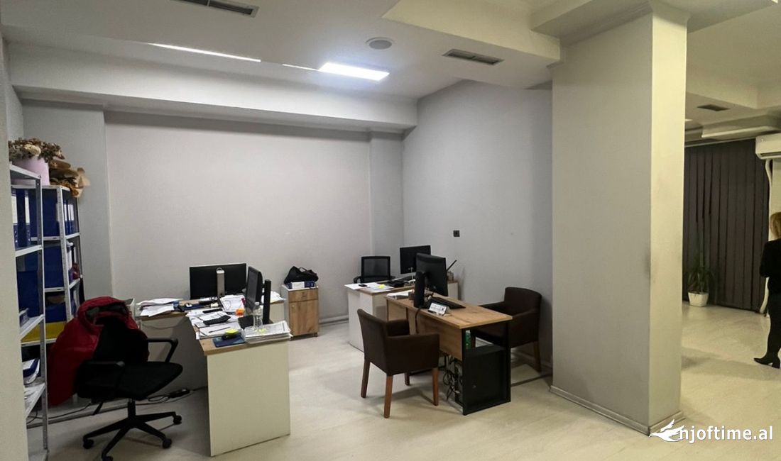 JEPET ME QERA AMBJENT BIZNESI 105M2 80000 LEKE RRUGA E  ELBASANIT