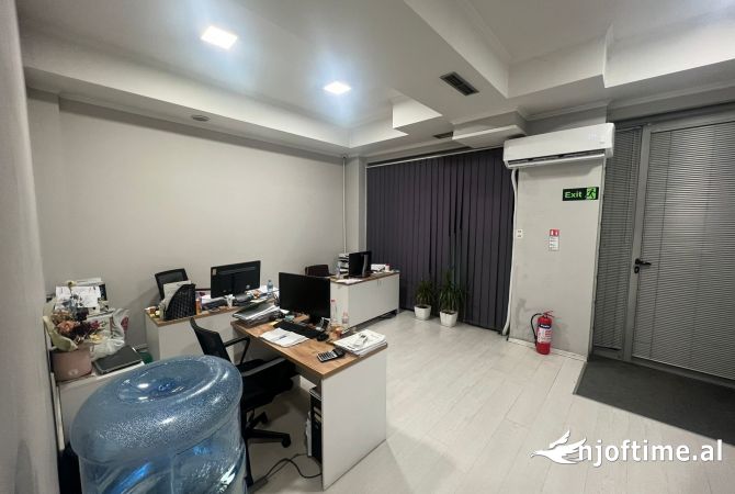 Ambient biznesi me qera 3+1 ne Tirane - 80,000 Leke