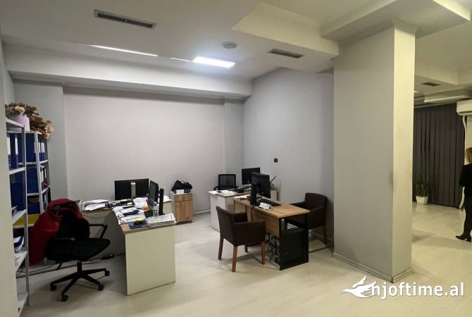 Ambient biznesi me qera 3+1 ne Tirane - 80,000 Leke