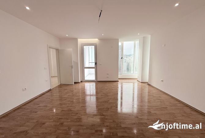 Ambient biznesi me qera 3+1 ne Tirane - 2,200 Euro