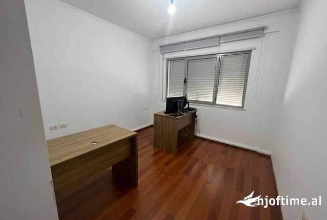 Ambient biznesi me qera 3+1 ne Tirane - 1,200 Euro