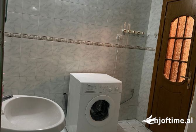 Shtepi me qera Apartament ne Tirane, 2+1, Mobilimi E mobiluar, Pagesa 500  Euro.