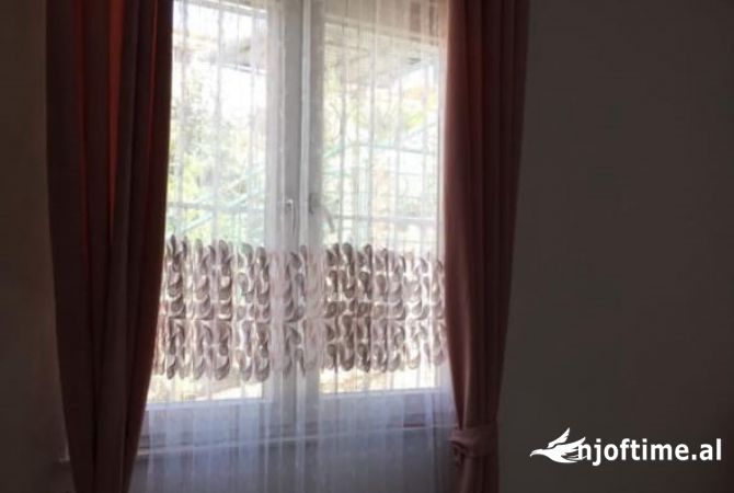 Shtepi me qera Apartament ne Tirane, 3+1, Mobilimi E mobiluar, Pagesa 700  Euro.