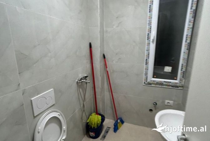 Shtepi ne shitje Apartament ne Tirane, Garsoniere, Mobilimi E mobiluar, Pagesa 65,000  Euro.