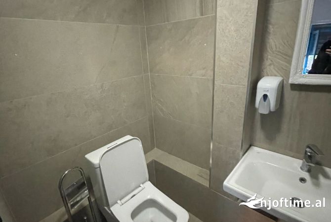 Ambient biznesi me qera 2+1 ne Tirane - 110,000 Leke