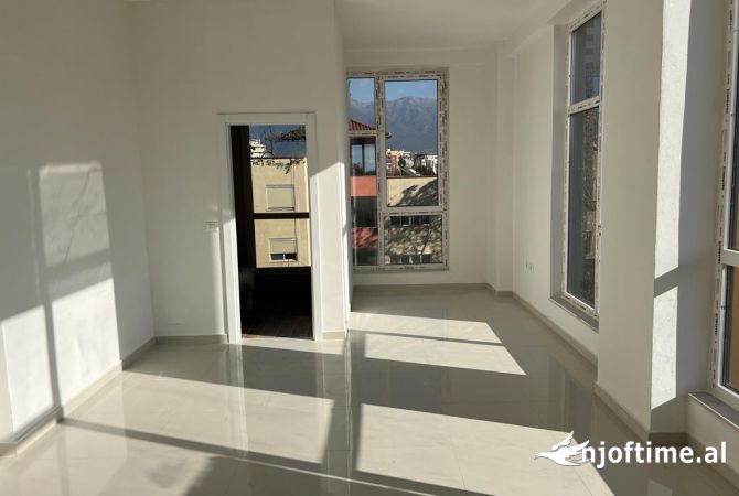 Ambient biznesi me qera 3+1 ne Tirane - 1,500 Euro