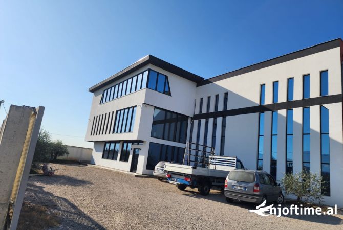 Ambient biznesi me qera 4+1 ne Tirane - 1,800 Euro