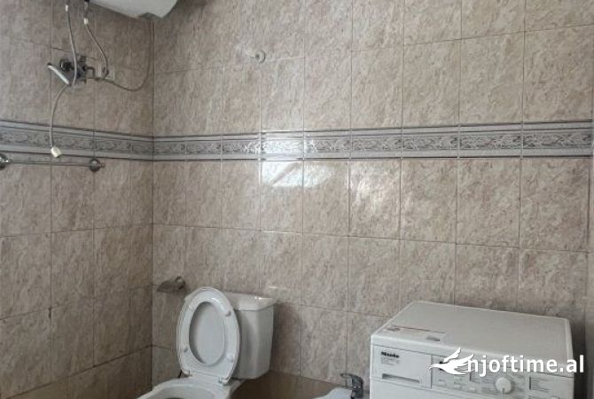 Shtepi me qera Apartament ne Tirane, 1+1, Mobilimi E mobiluar, Pagesa 40,000  Leke.