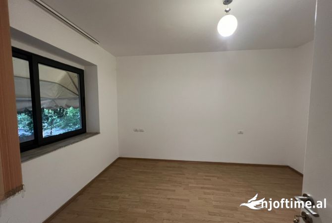 Ambient biznesi me qera 3+1 ne Tirane - 800 Euro
