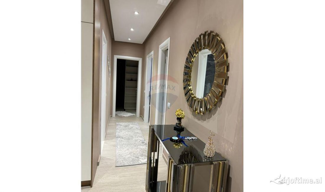 Shtepi ne shitje Apartament ne Tirane, 2+1, Mobilimi E mobiluar, Pagesa 219,000  Euro.